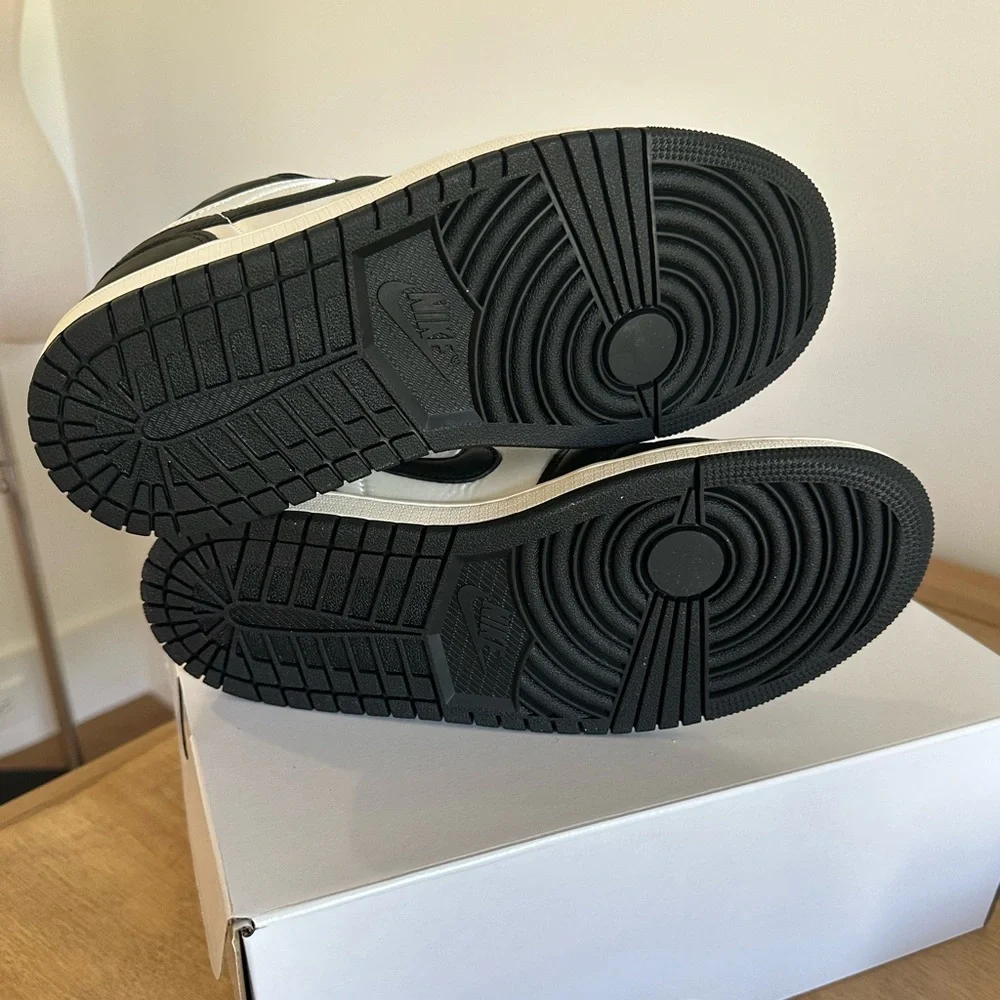 $160 NEW IN BOX!  Air Jordan 1 Low SE women’s 8.5